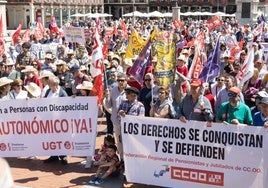 Participantes en la manifestación del Primero de Mayo de 2023 en la Plaza Mayor de Valladolid.