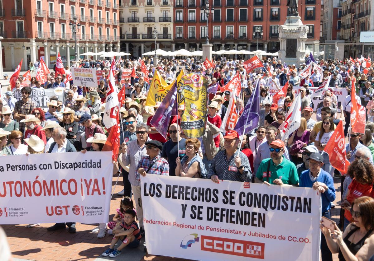 Participantes en la manifestación del Primero de Mayo de 2023 en la Plaza Mayor de Valladolid.