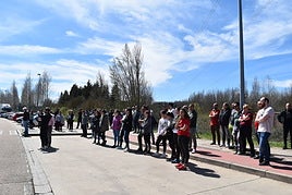 Protesta de los trabajadores ante la fábrica, el pasado 10 de abril.