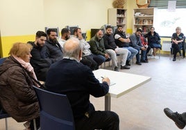 Reunión de urgencia en la sede del barrio de Buenos Aires para afrontar la okupación del antiguo Rancho Grande.