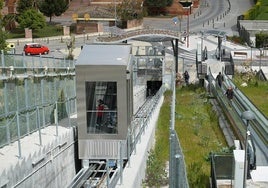 Ascensor y canal de escaleras y rampas mecánicas de la ladera norte de Parquesol.