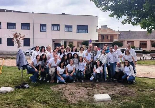 Quintos de Íscar nacidos en 1981 celebrando su 25º aniversario de plantación del mayo