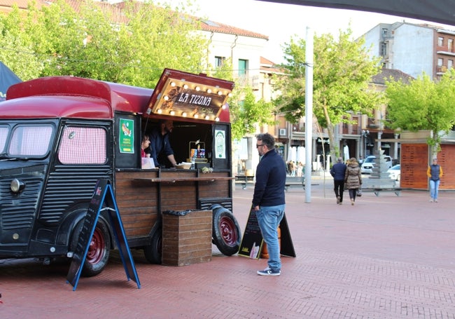 Food truck ubicada en el exterior de la carpa