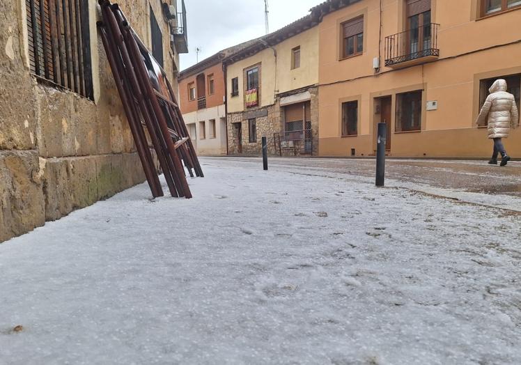 Una fuerte granizada obligó a retrasar el desfile de peñas.