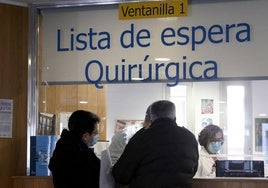 Ventanilla en el Hospital General de Segovia de atención sobre la lista de espera para operarse.