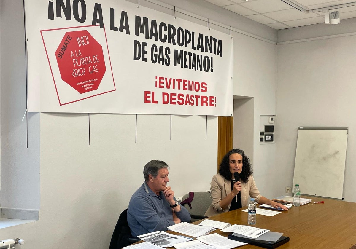 Javier Gutiérrez, integrante de Ecologistas en Acción, y Susana Recio, miembro de la plataforma vecinal durante una charla informativa