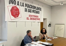 Javier Gutiérrez, integrante de Ecologistas en Acción, y Susana Recio, miembro de la plataforma vecinal durante una charla informativa