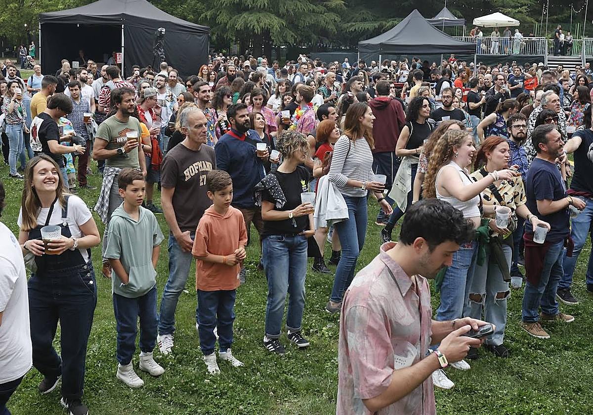 Público de Palencia Sonora en el Parque del Sotillo.