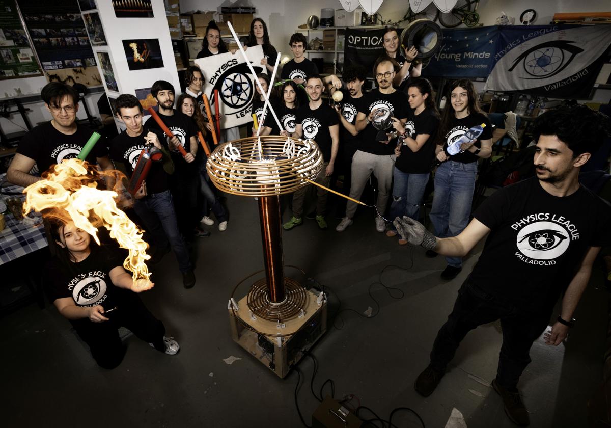 Los integrantes de Physics League, en su sede de la Facultad de Ciencias.