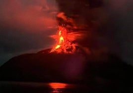 Erupción del volcán Ruang, en Indonesia