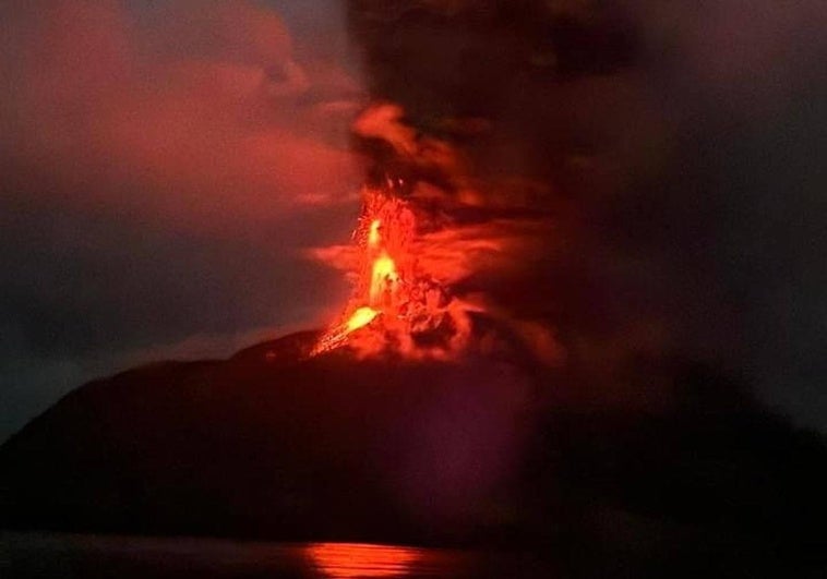 Erupción del volcán Ruang, en Indonesia