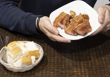 Una deliciosa ración de torreznos junto a la iglesia de San Martín