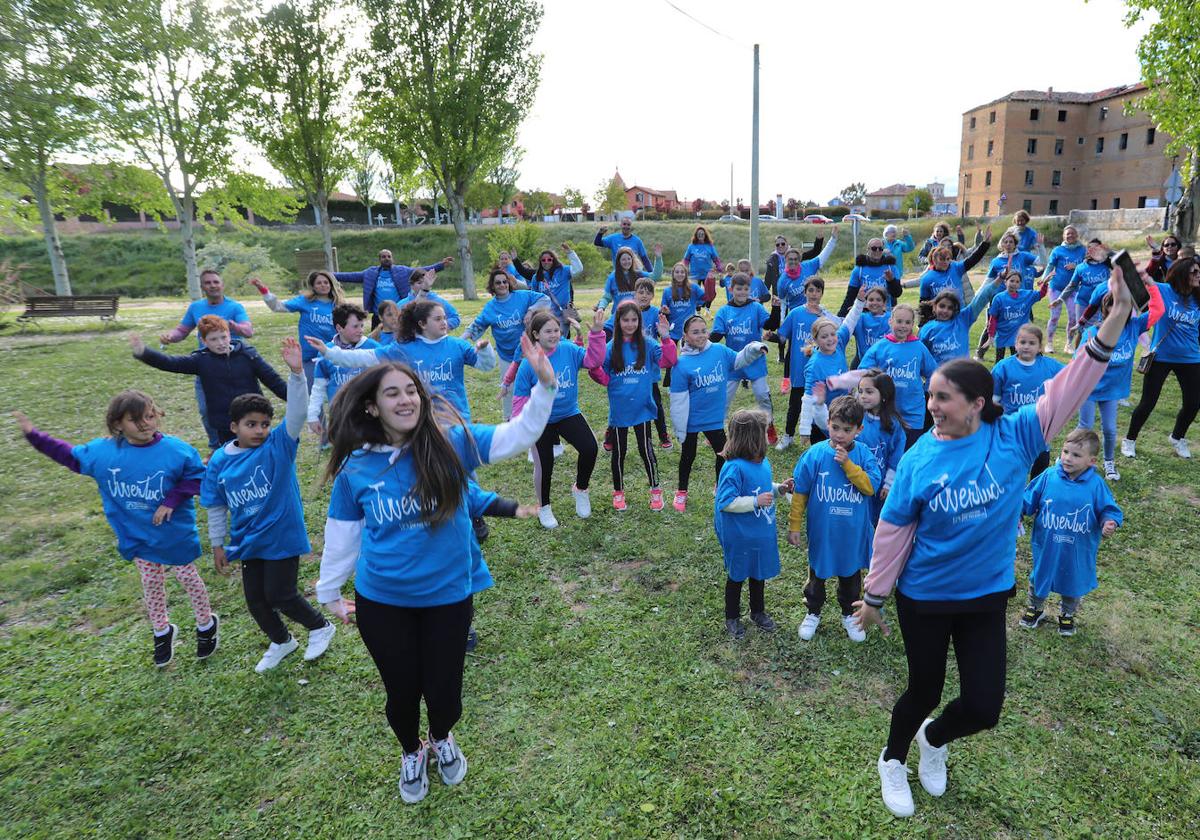 El puente de piedra de Grijota grita: 'Juntos podemos contra el acoso escolar'