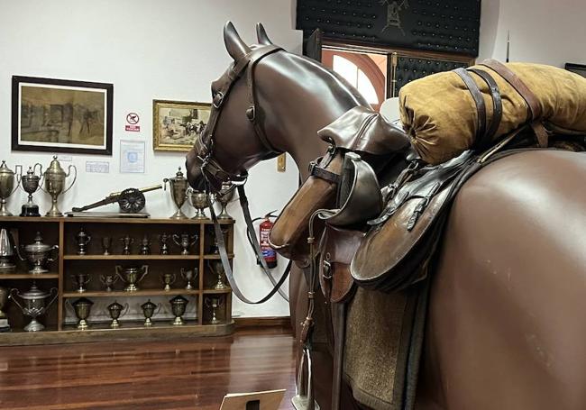 Trofeos y montura en el guadarnés de la Academia de Caballería.