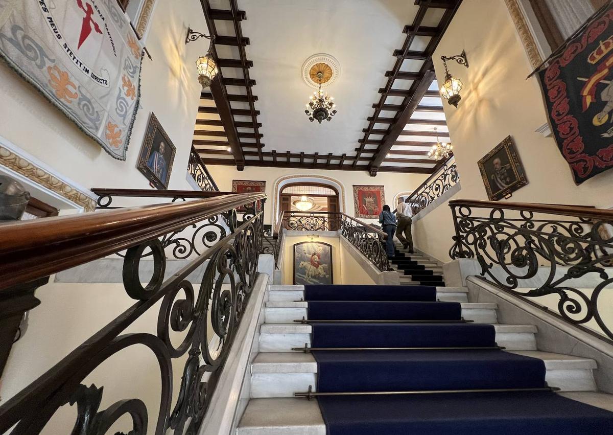 Imagen secundaria 1 - Cuadro de la 'Batalla de Treviño', en el salón de actos, escaleras de mármol y retrato de Alfonso XIII, realizado por Román Navarro y García de Vinuesa, un oficial que estudió en la Academia.