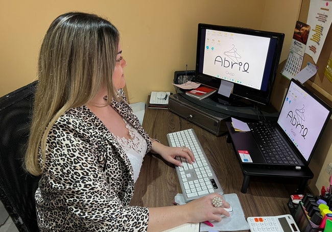 Jessica García gestionando la página web de su empresa