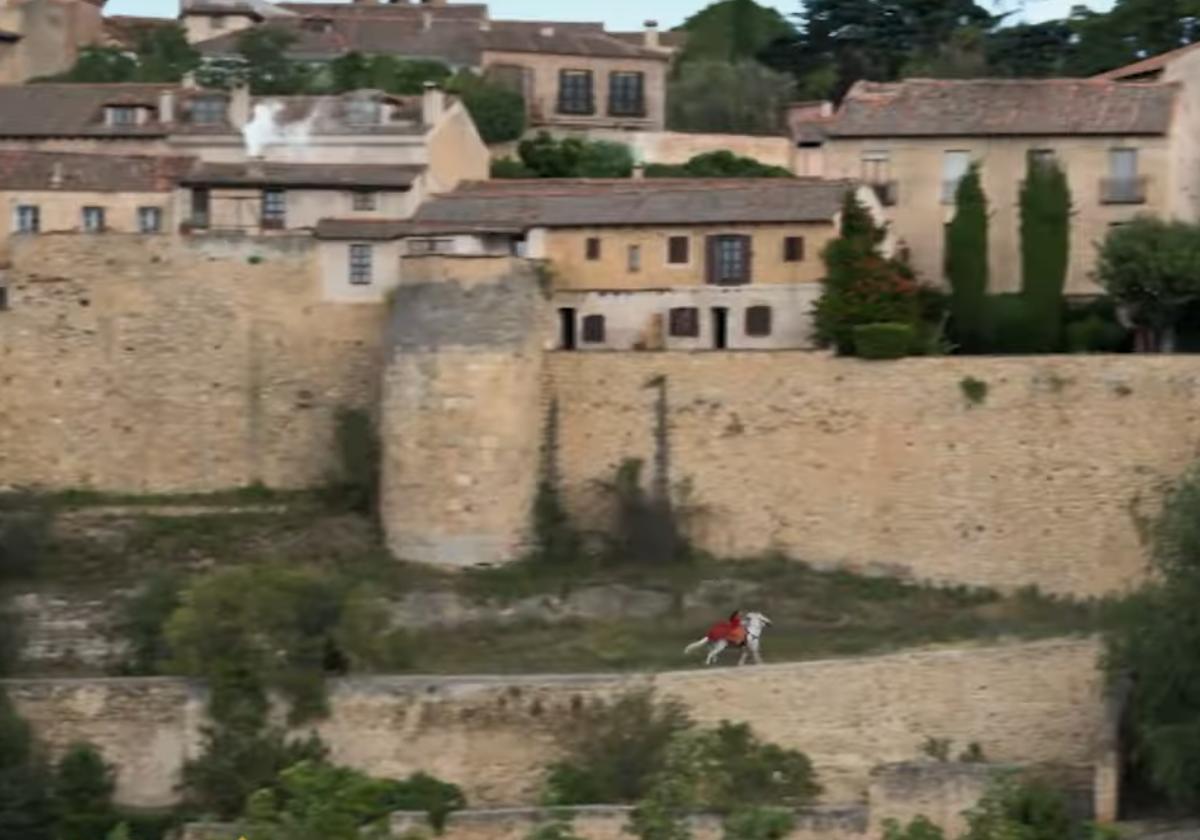 La protagonista de la serie 'Beguinas' bordea a caballo la muralla de Segovia.