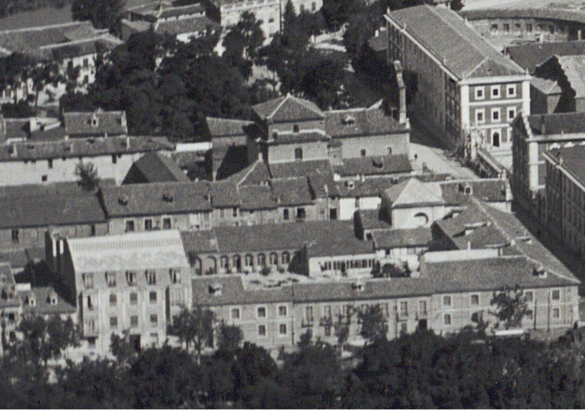 Imagen principal - Arriba, el desaparecido Colegio de Carmelitas del Campo Grande, donde se oficiaron los funerales, el 1 de mayo de 1939; abajo, celdas de la Cárcel de Ventas, donde estuvo preso, y caricatura de Federico Santander, con el Teatro Calderón bajo el brazo, por 'Geache'.