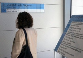 Una mujer consulta los directorios de los juzgados en el nuevo Palacio de Justicia de Segovia.