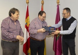 El presidente de la AVBD, Luis Miguel Trapote, y el concejal de Comercio, Víctor Martín, hacen entrega de la placa.