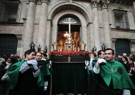 La reliquia de la Santa Cruz inicia la procesión por el centro de Valladolid.