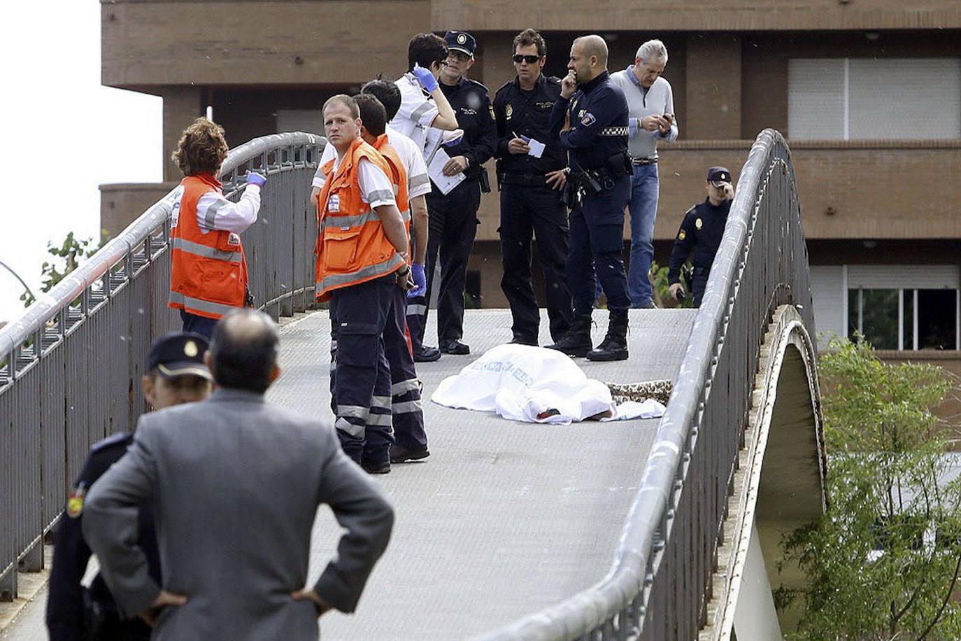 Agentes de policía y personal sanitario junto al cuerpo cubierto de Isabel Carrasco, en León el 12 de mayo de 2014.