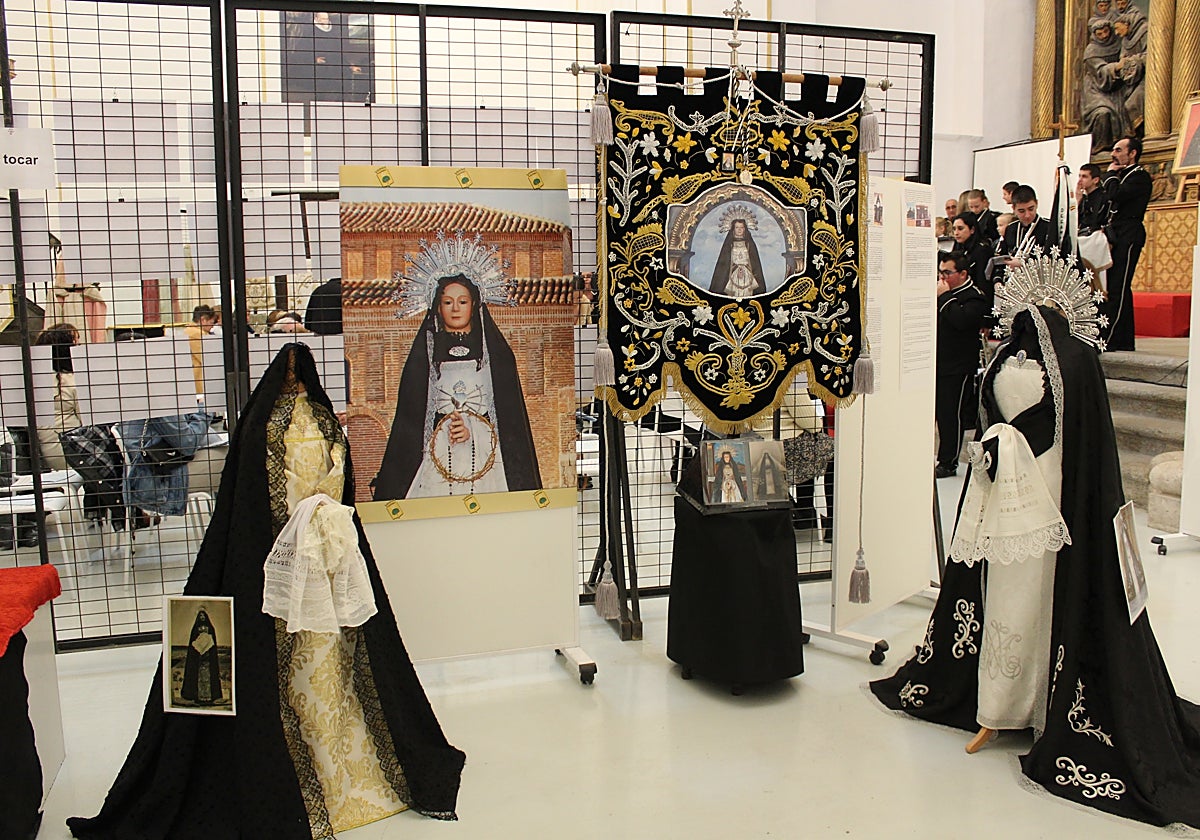 Elementos litúrgicos expuestos en el Hospital Simón Ruiz