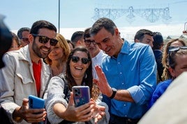 El presidente del Gobierno, Pedro Sánchez, se hace una foto a su llegada a la Feria de Abril, a 1 de mayo de 2024, en Barcelona.