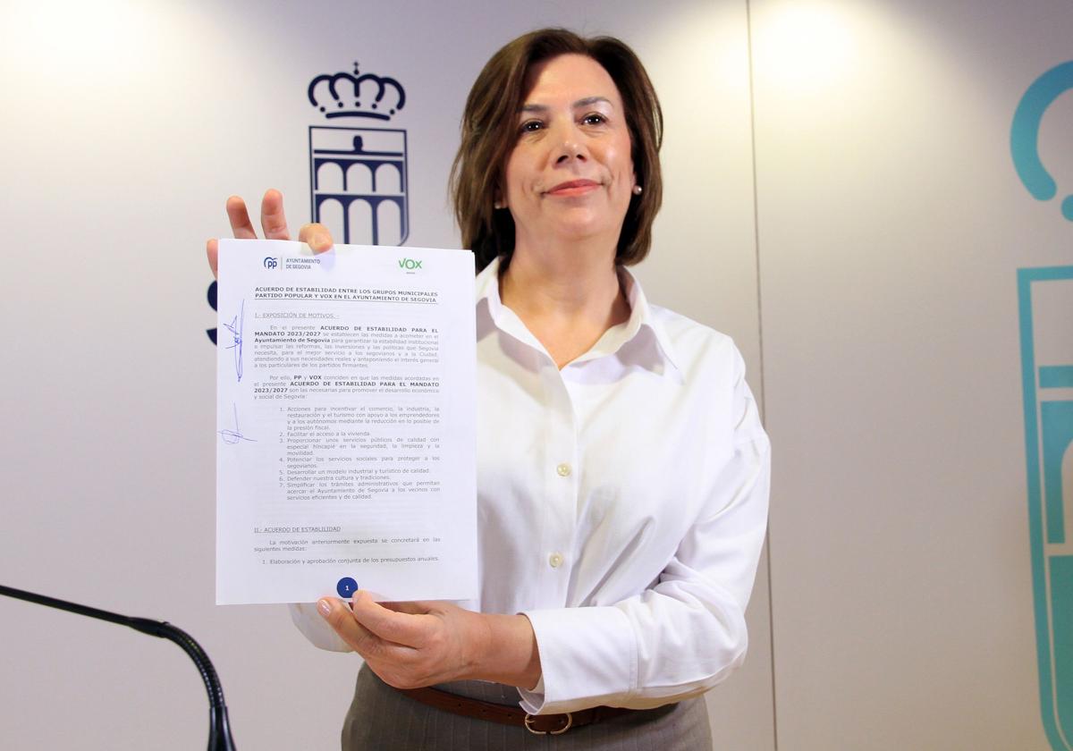 Esther Núñez muestra el documento firmado por el alcalde de Segovia.