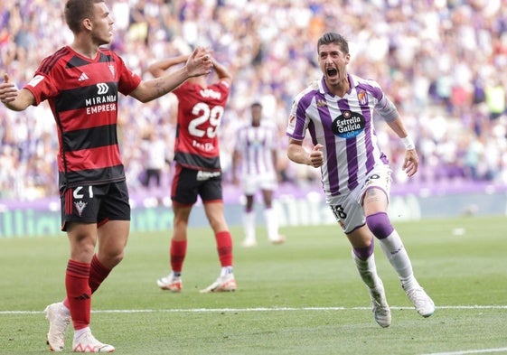 Escudero celebra el tanto de la victoria, en el partido de ida ante el Mirandés.