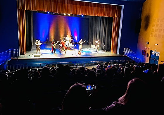 Público disfrutando del concierto de Hijos del Tercer Acorde