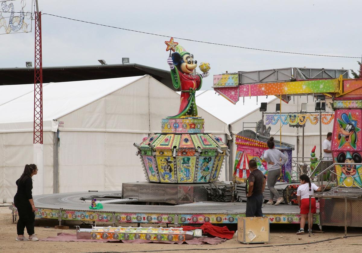 Instalación de una atracción en una edición anterior de las ferias de Segovia en La Albuera.