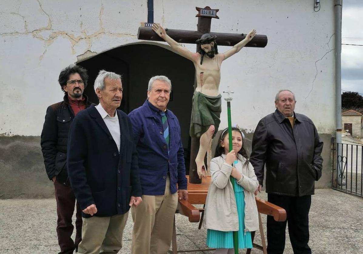 Valentina, junto al Cristo y cofrades, con la vara de mayordoma.