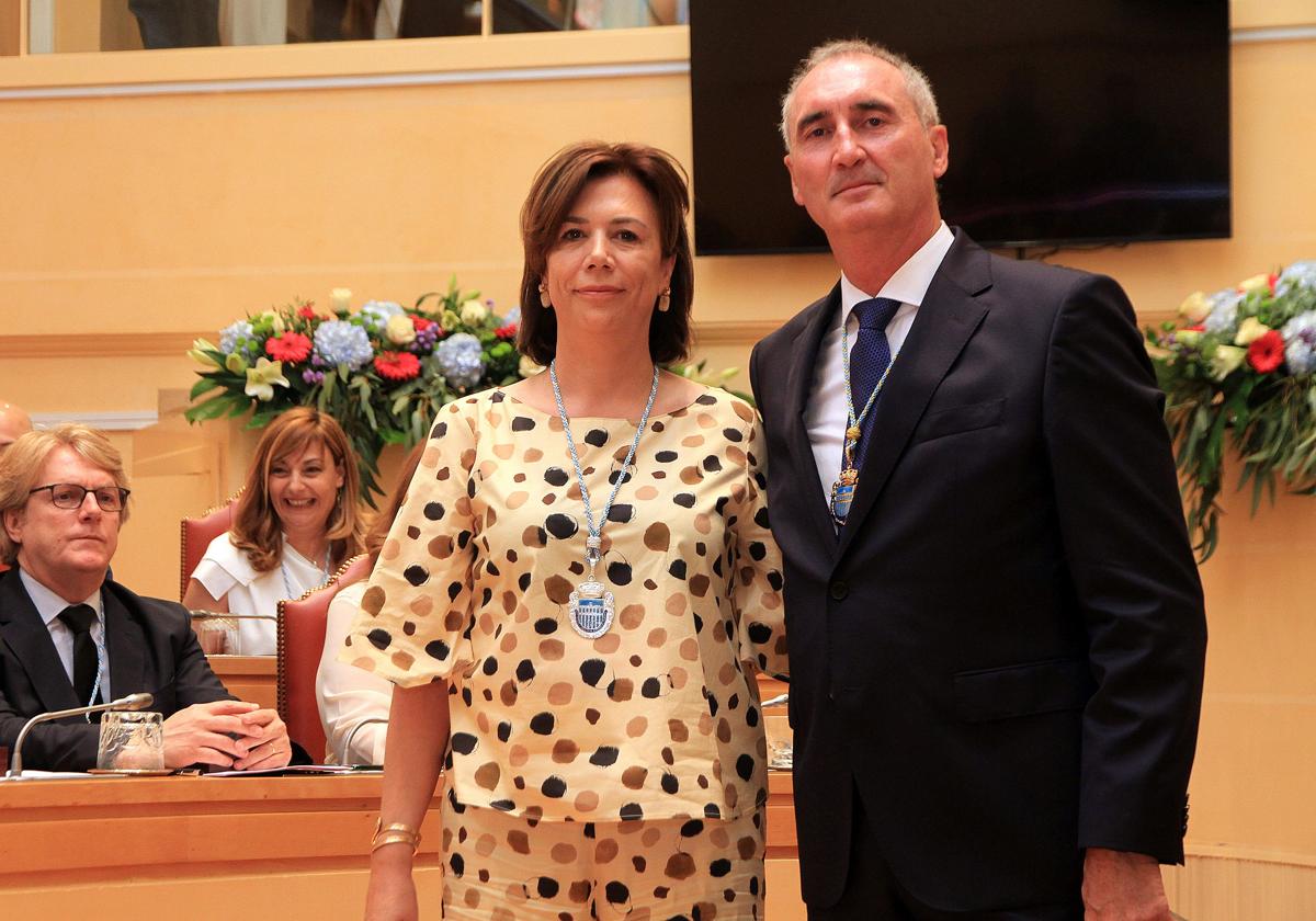 Esther Núñez (Vox) y José Mazarías, en el salón de plenos del Ayuntamiento de Segovia.