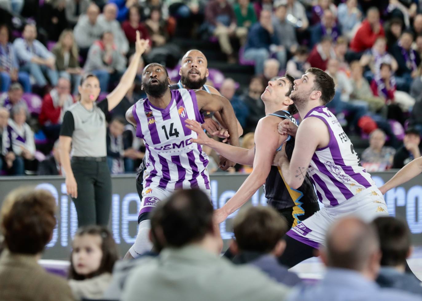 El partido del Real Valladolid Baloncesto contra el Oviedo en imágenes