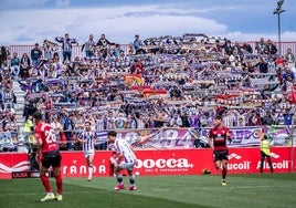 Los aficionados tiñeron de blanco y violeta uno de los fondos del estadio Anduva.