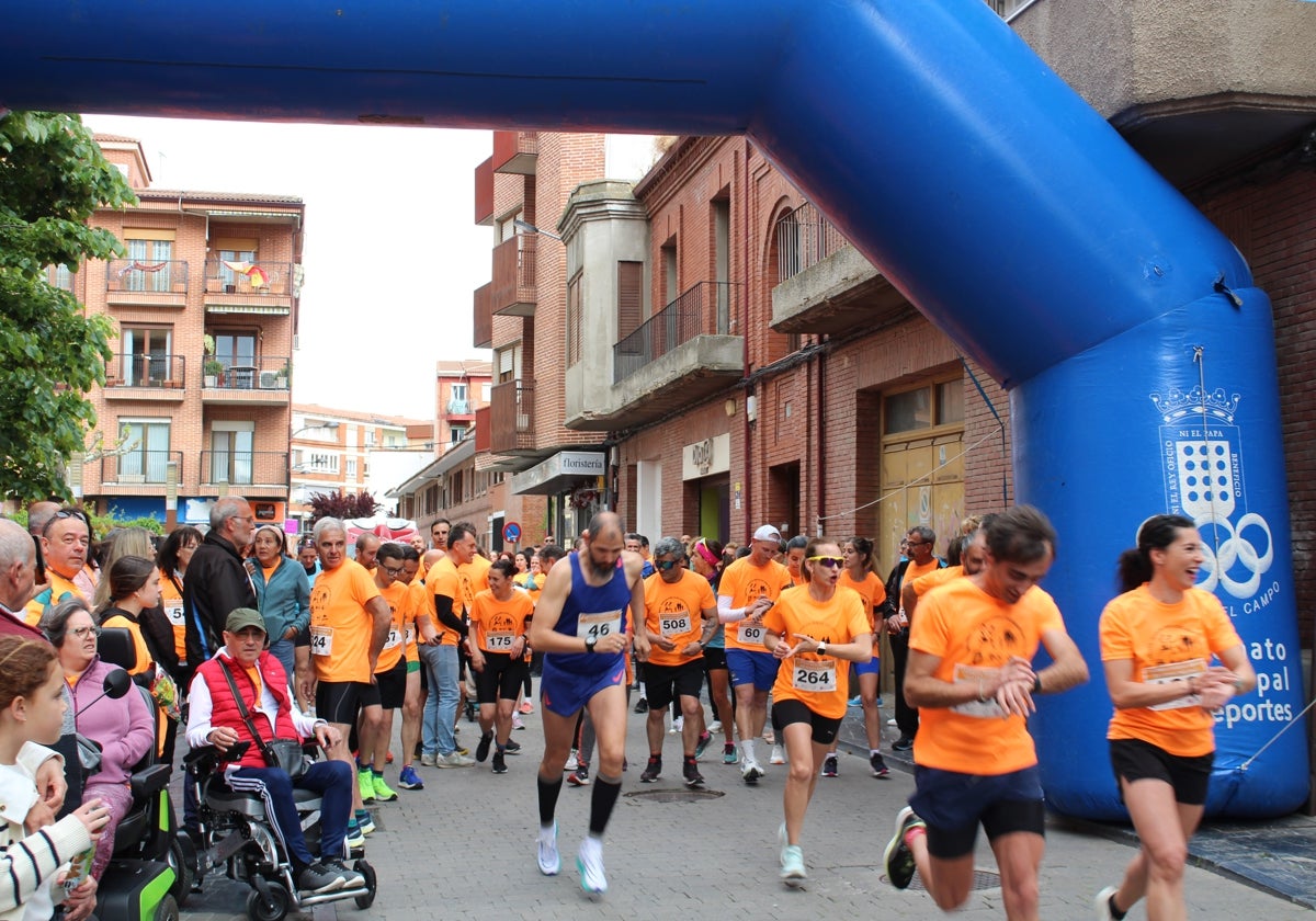 Salida de los corredores en la carrera-marcha por la esclerosis múltiple