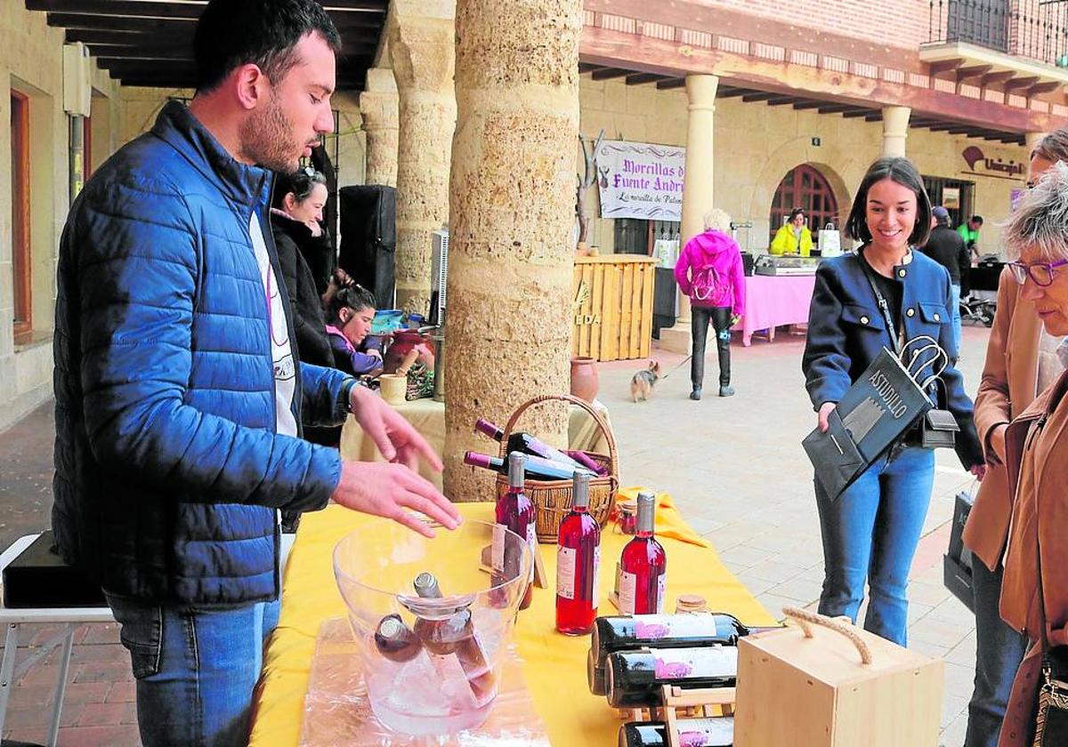 Bodegas Carreprado, en su expositor en el mercadillo.