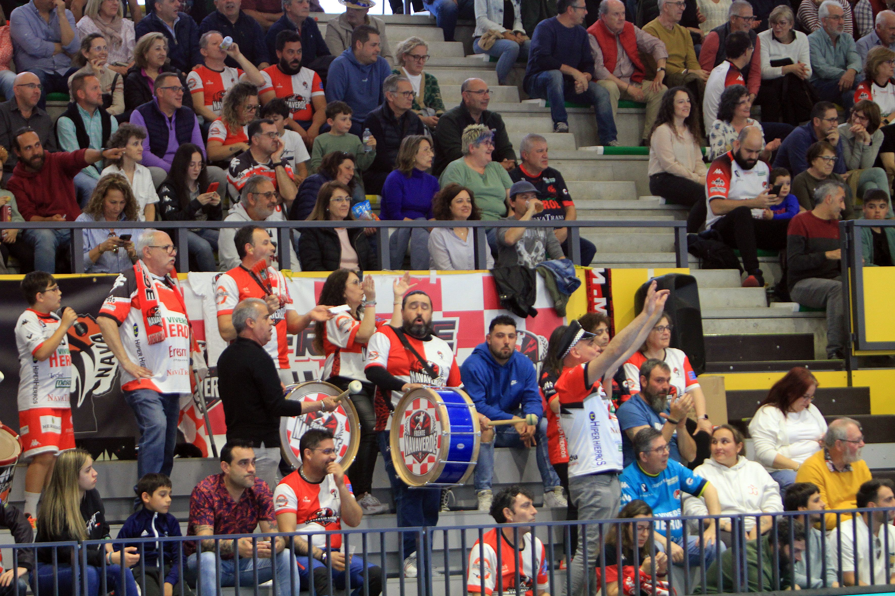 Fotografías del empate entre el Balonmano Nava y el TM Benidorm