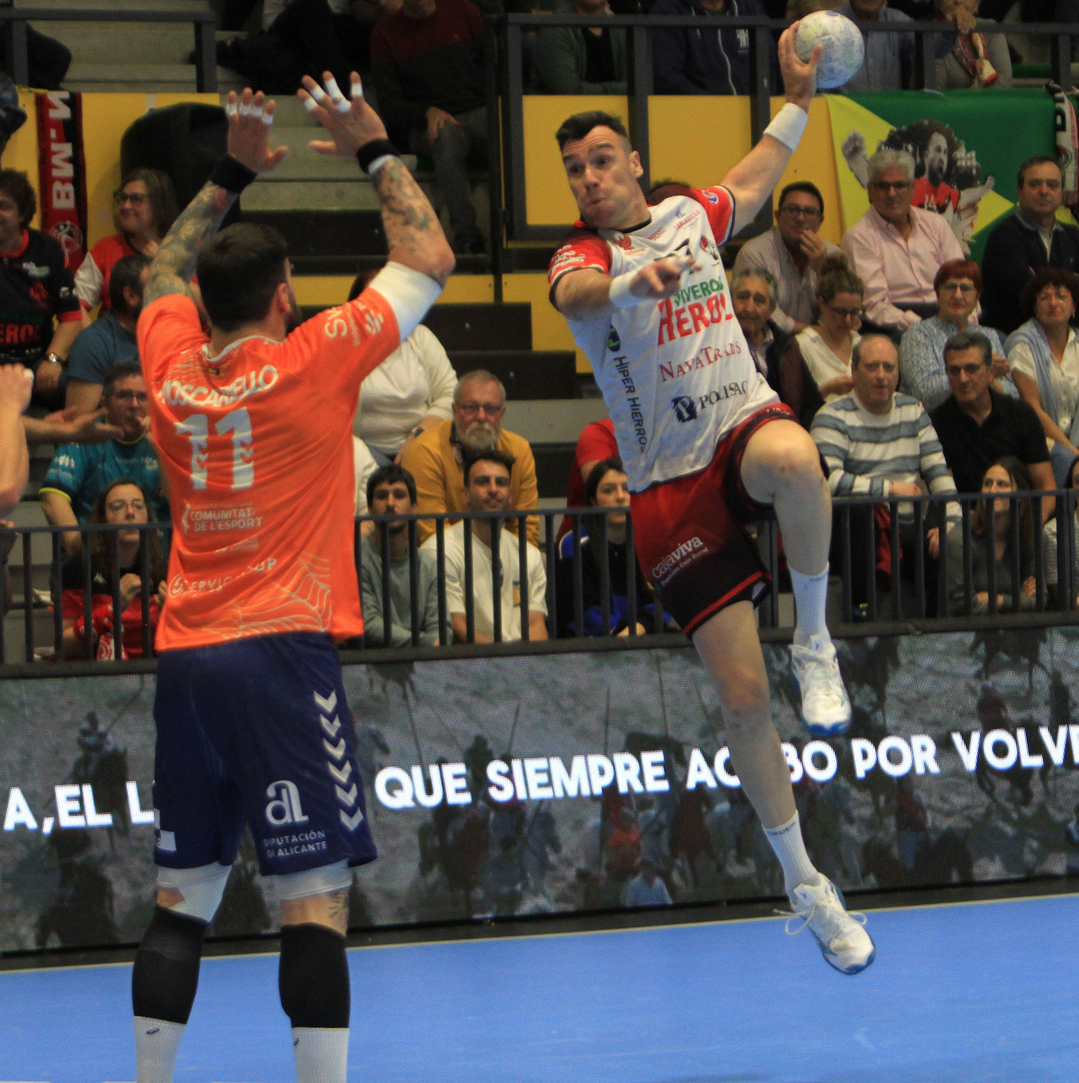 Fotografías del empate entre el Balonmano Nava y el TM Benidorm