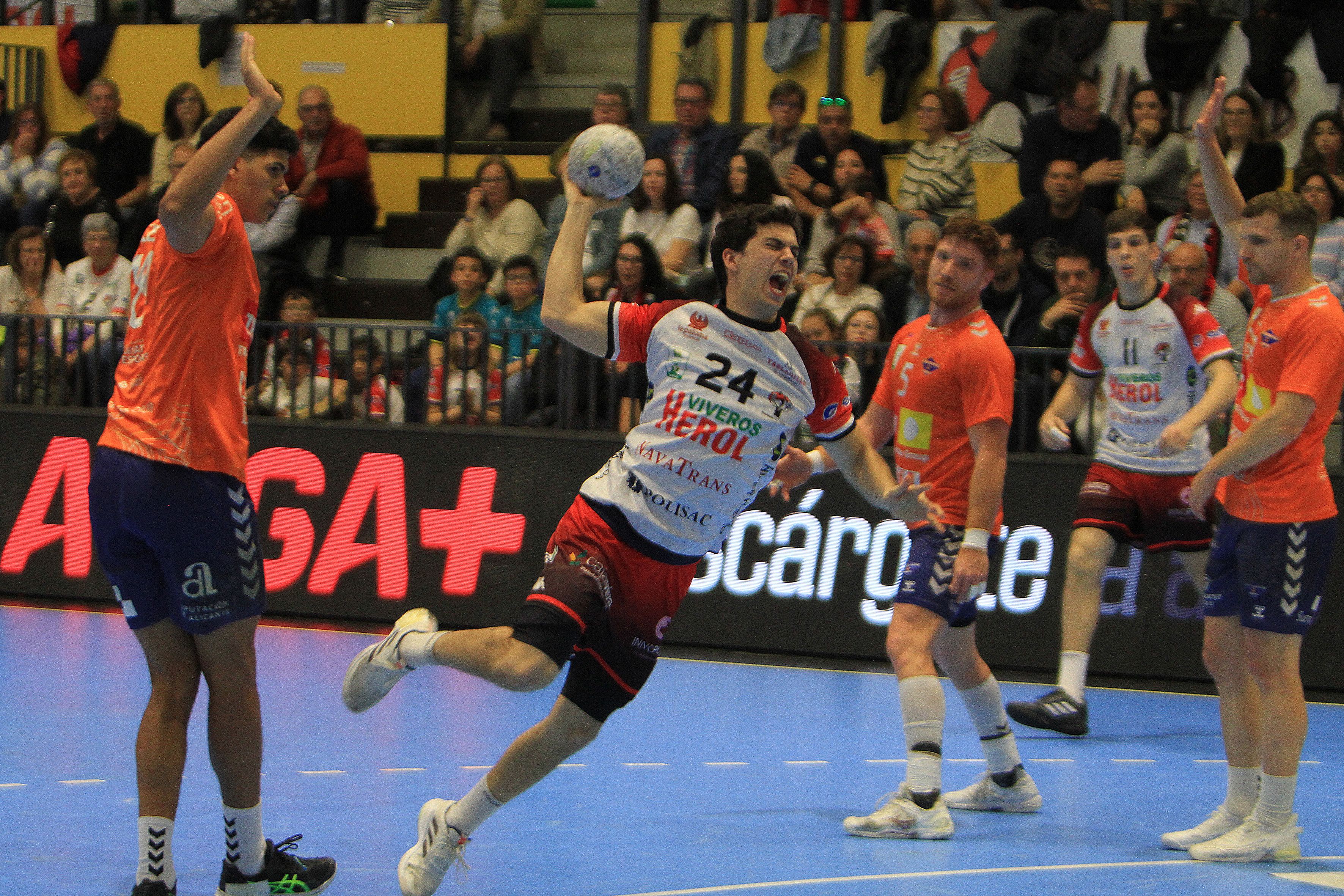 Fotografías del empate entre el Balonmano Nava y el TM Benidorm