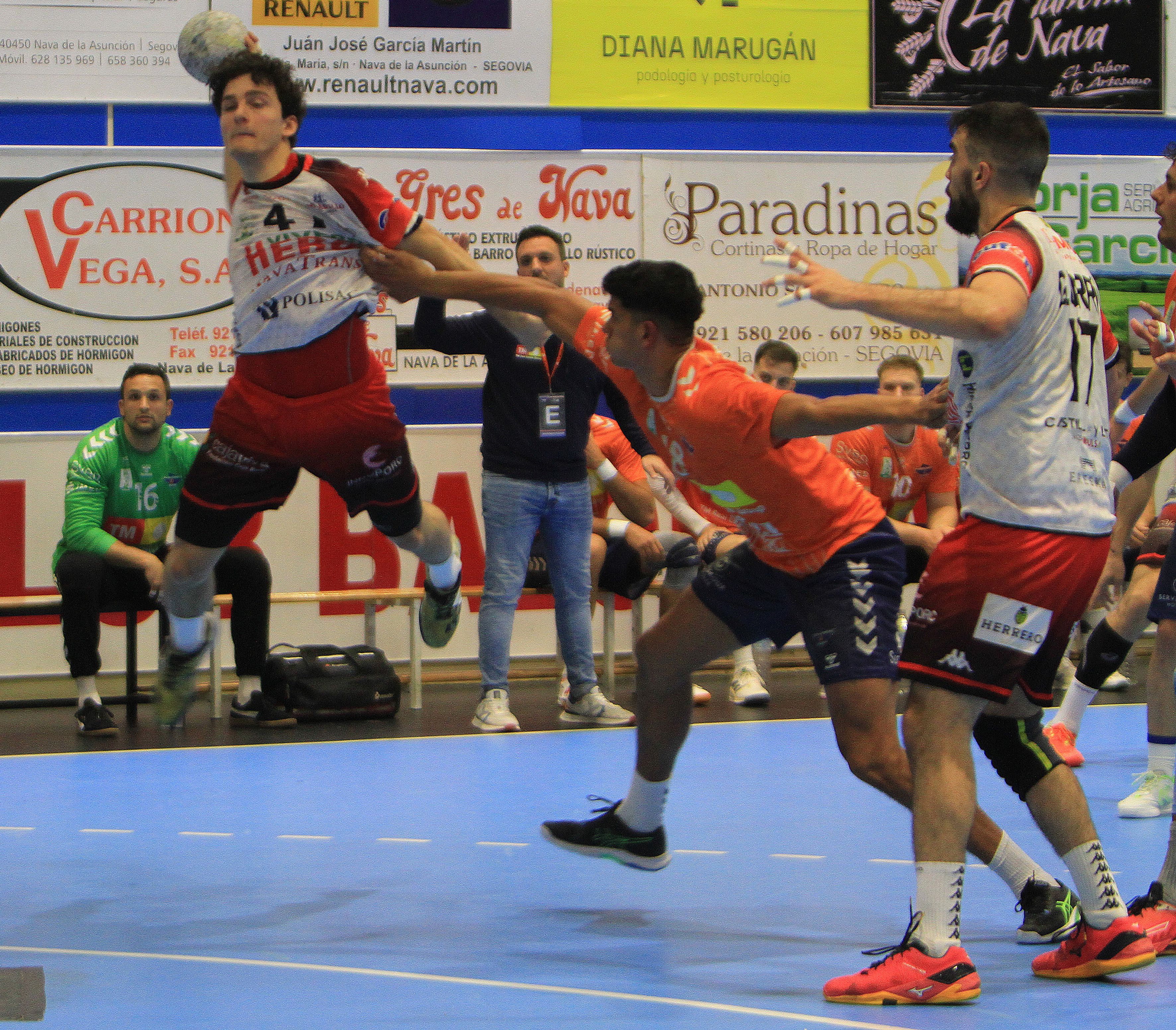 Fotografías del empate entre el Balonmano Nava y el TM Benidorm