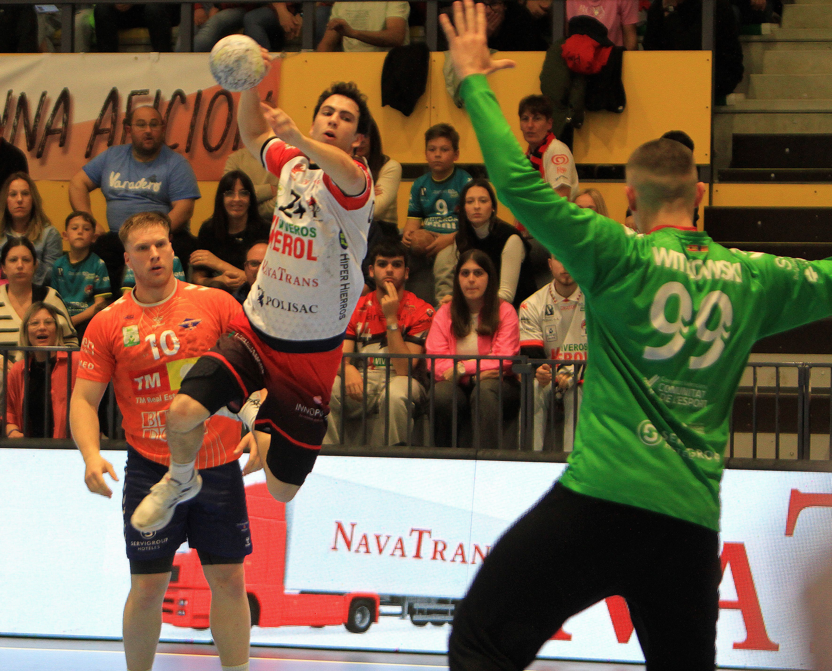 Fotografías del empate entre el Balonmano Nava y el TM Benidorm