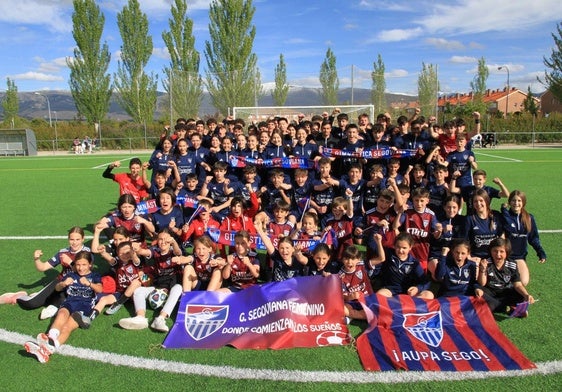 Jugadores de las categorías inferiores de la Gimnástica Segoviana, junto al jugador del primer equipo Javi Borrego, a escasas horas del histórico partido de este domingo.