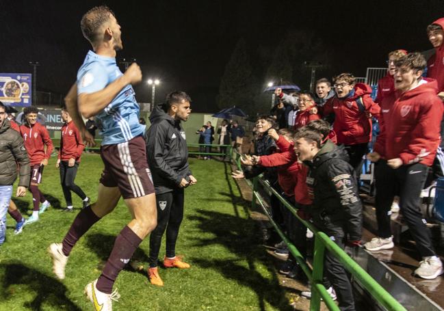 Abel Pascual celebra con jugadores de la cantera un gol conseguido en La Albuera.