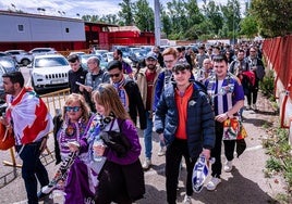 Aficionados del Real Valladollid llegando a las inmediaciones del estadio.