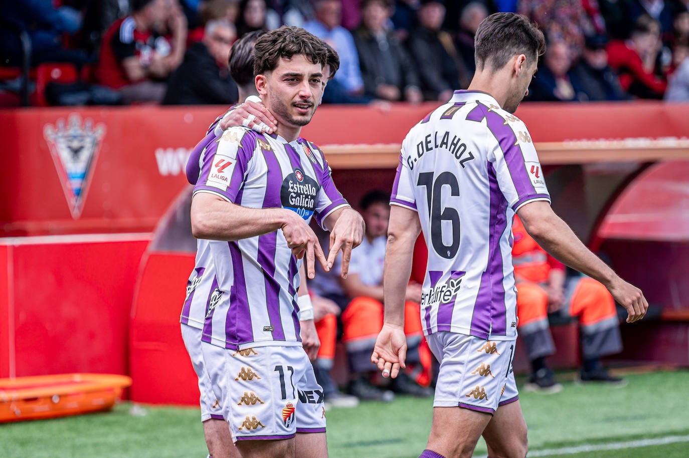 Raúl Moro, autor del único gol de la tarde, dedica el tanto en su celebración.