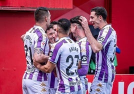 Los jugadores del Valladolid hacen piña con Moro tras el gol.