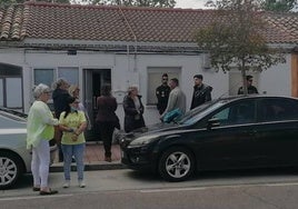 Policía Nacional y vecinos en la vivienda del hombre fallecido, en La Overuela.