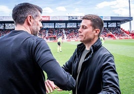 Pezzolano y Alessio Lisci se saludan en el inicio del choque en Anduva.